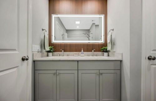 Modern 5BR, Kid-Friendly Home In Poconos with Pool Table - Foto 47