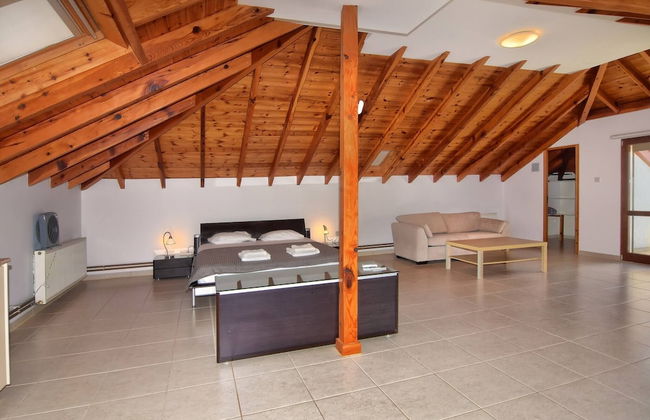 Incredible Large Villa In Paphos Sleeps 14 Children Pool, Jacuzzi, Huge Garden - Foto 7