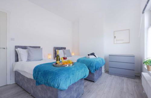 Newly Refurbished House - Close to Town Centre -Free Parking, Super-Fast Wifi, Smart TV with Netflix by Yoko Property - Photo 3