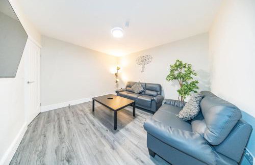 RYAN AIR I BNB - Huge 4 Bedroom House with Free Parking - Foto 11