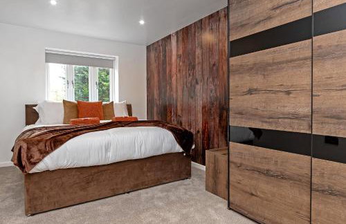 Contractors Heaven-POOL TABLE-THREE BEDROOM HOUSE WITH SEPARATE ONE BEDROOM SELF CONTAINED-Close to AIRPORT - Foto 5