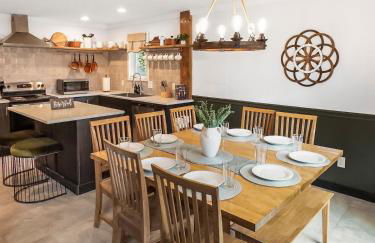 Italy Inspired Lakeview Chalet with Hot Tub - Foto 7