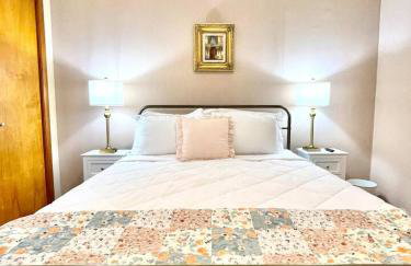 Vintage, Mid-Century Suite above Antique Store - Foto 12