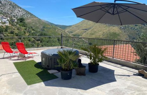Villa with stunning Mountain Views and Authentic Croatian Stone House near Split and Sea - Photo 5