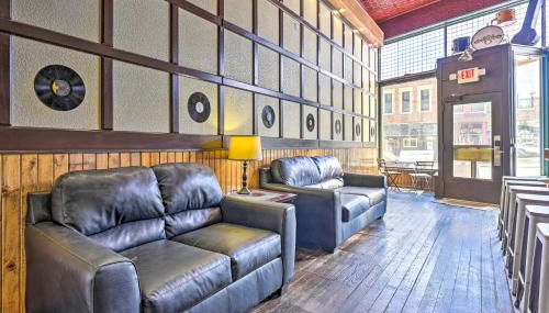 Walk to River Unique Studio in Renovated Bar! - Foto 5