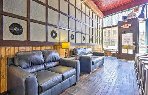 Walk to River Unique Studio in Renovated Bar! - Foto 5