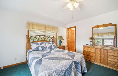 Spacious 4BR Lakefront Cottage - Perfect for Groups - Foto 17