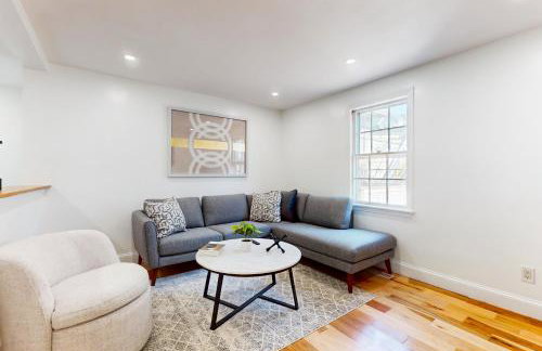 Shop, Dine, Unwind! Gateway to Boston Sights - Foto 3