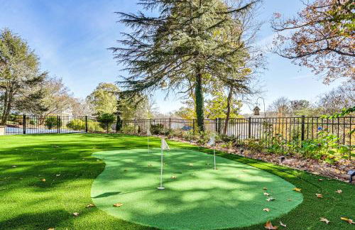 Main Street Elkin Retreat Home with Backyard Oasis - Foto 3