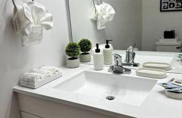 Bright Spacious Renovated Home Master on Main - Foto 35