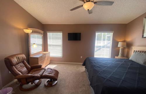 3 Bedroom Villa with Poolside Cinema and Games Room Close to theme Parks sleeps 6 - Photo 8