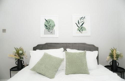 Luxury 3-Bedroom Home , with Free parking - Photo 14