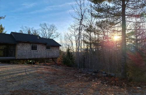 Unplug nd Reconnect in Peceful Off-Grid Cbin for Relxtion nd Nture Immersion in Beddington, Mine - Foto 10