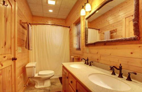 Astounding River View - Outdoor Hot Tub, Volleyball Net, Game Room + More! - Foto 30