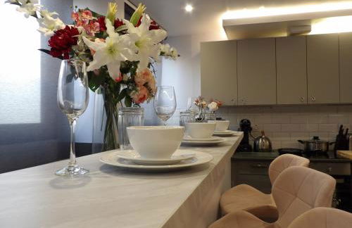 City Convenience, Calm Comfort-- A Stylish One-Bedroom Retreat Just 3 Stops from the Heart of the City - Foto 9