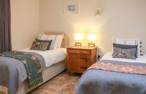 Goldfinch - Photo 11