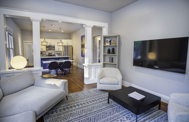 Chic Downtown Farmhouse With Garden and BBQ Grill - Foto 12