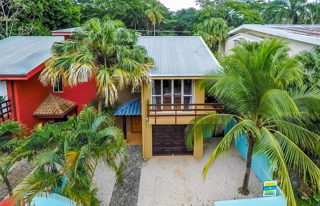 Nicely priced duplex in Surfside with private pool and AC in every room - Photo 44