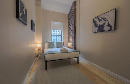 Stylish Exposed Brick 3 Bedroom - Photo 8