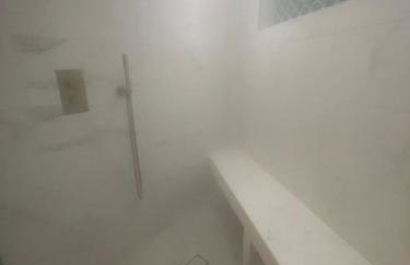 Hidden Retreat with Steam room, KING bed near tube - Foto 17