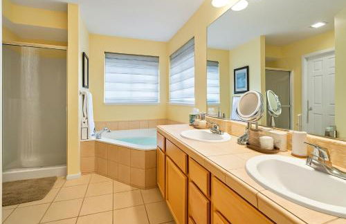 Entire house with Four Bedrooms, Hot Tub, BBQ, Private Backyard, FREE WiFi and Parking, near Seattle, EV - Foto 15