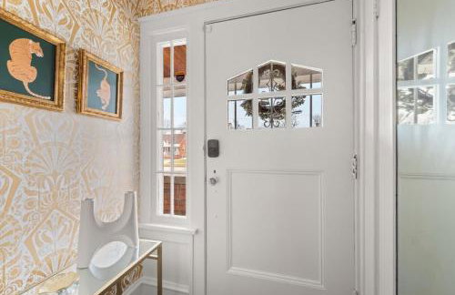 Hot Tub - Game Room - Chic & Spacious - Sleeps 10 - Foto 7