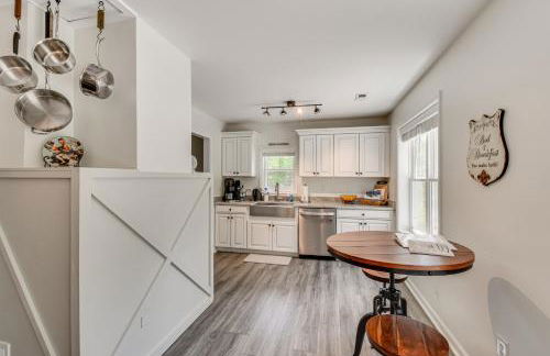 Waterfront Townville Home with Hot Tub and Dock! - Foto 11