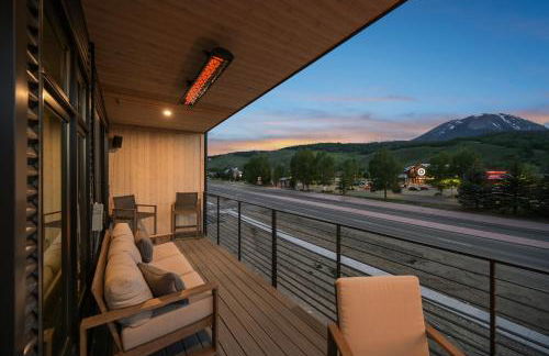 4-Season Modern Mountain Penthouse with Private Hot Tub & Scenic Views - Foto 50