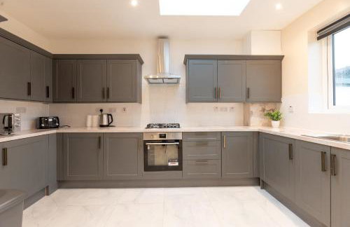 Spacious 4BR Home Walk to Station Parking - Pass the Keys - Foto 4