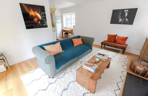 Beautiful 3BD Thatched Stone Cottage Kettering - Photo 1