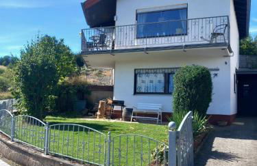 Eifel Urlaub mit Hunden Ferienhaus Schwalbennest Schalkenmehren - Foto 1