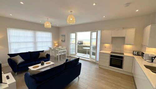 Beachfront Bliss Apartment - Near Hythe - On Beach Seafront - Private Parking - Photo 2