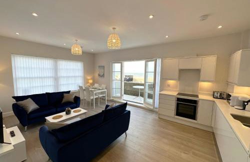 Beachfront Bliss Apartment - Near Hythe - On Beach Seafront - Private Parking - Photo 2