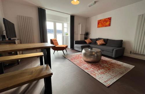 Stylish 2 Bed Riverside Flat, Single or Kingsize beds, Free Parking - Photo 9