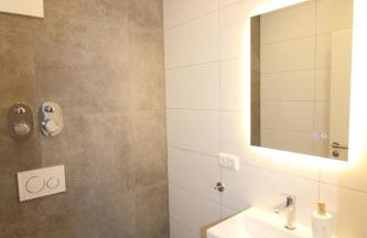 Großes Apartment mit Küche, Dusche, Badewanne, Balkon, Parkplatz vor dem Haus, ruhig gelegen, ADA4 - Foto 66