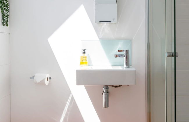 Gorgeous Home for 12 - Walk to Beach - Sea View - Photo 25