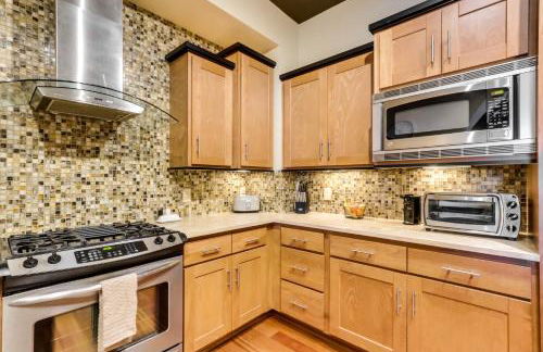 Walk Downtown Stunning Condo with Attached Garage - Foto 10