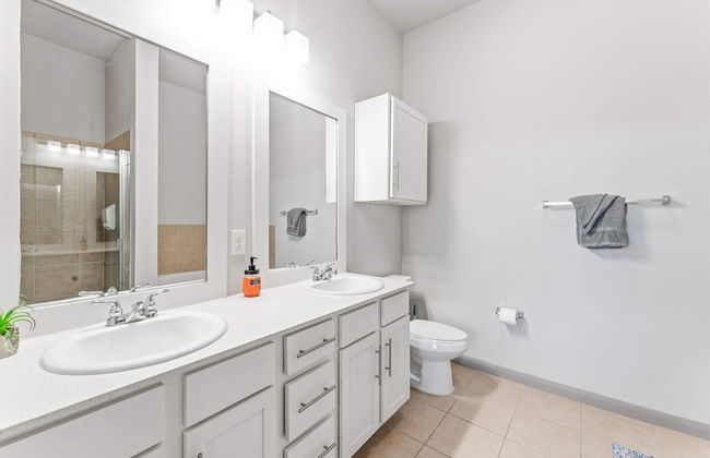 Homey 2BR Suite Close to Downtown w Fast Wifi - Foto 11