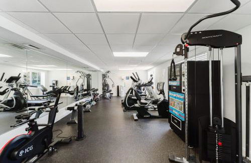 Waterfront Oasis 2BR 2BA with Pool, Gym, Balcony & Parking - Foto 15