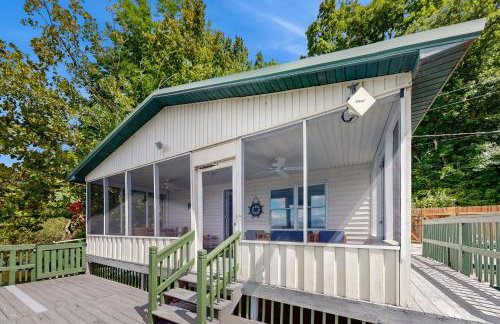 2BR Lakeside Home with Patio, Porch and AC - Foto 17