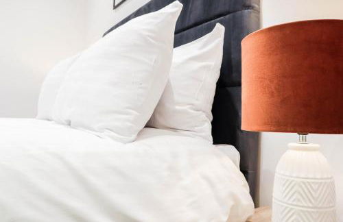 The Rye Retreat - 1BR Modern Design with Smart TV & Secure Underground Parking in Central High Wycombe HP13, Sleeps 3 - Foto 4