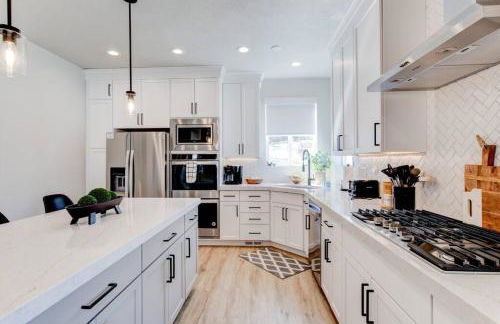 Midway to Heaven! BRAND NEW 5 bed 4.5 bath, HOTTUB - Photo 1