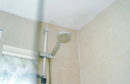 NEW! Spacious 3-Bed Home in Newcastle-under-Lyme by 53 Degrees Property, Ideal for Business, FREE Parking! - Foto 36