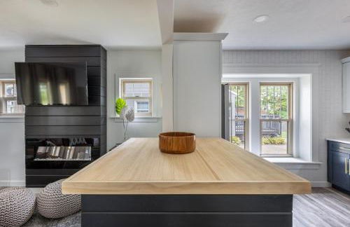 The Akron Retreat: Modern 3-Bedroom Oasis - Foto 43