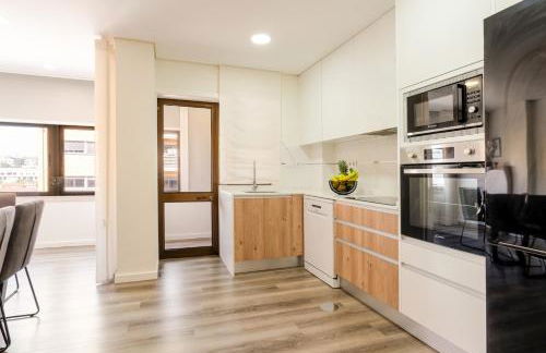 Spacious & Stylish Flat with Garage by HostWise - Foto 15