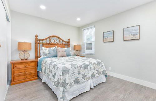 Sunset Island 3 Level Home on the Water sleeps 10 - Photo 27