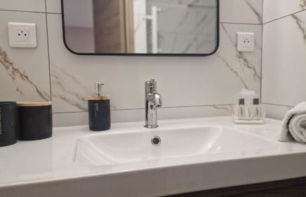 SUPERBE APPARTEMENT porte de la Cité Médiévale à SOMMIERES entièrement rénové très bien équipé 6 pers balcon clim parking privé devant - Foto 37