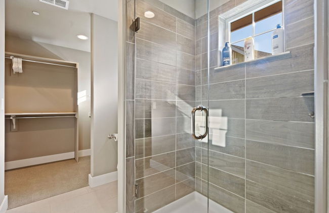 Quiet Urban Community – Designer Home W/ Hot Tub! - Foto 14