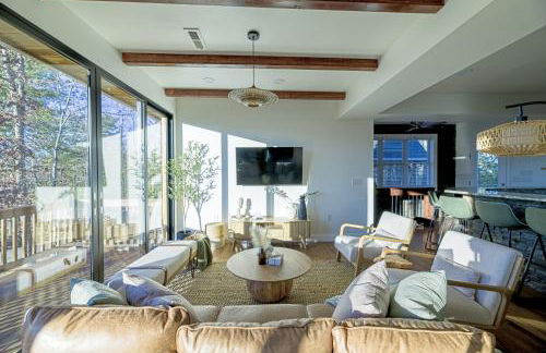 Ridgetop Hideaway 12-Guest Oasis with Hot Tub & Epic Views Near Winery Tours & Trails - Pets are allowed by request - Foto 17