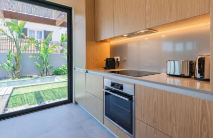 Stunning Beach House with Pool by LovelyStay - Foto 28